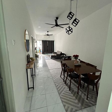 Zh Homestay Teluk Batik Lumut Exterior photo